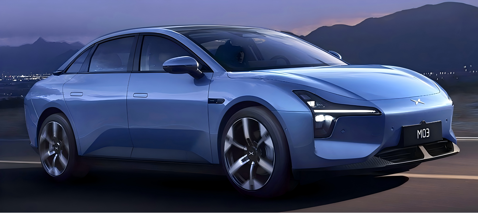 The low center of mass of 479mm and the wide-body stance fully surpass the golden ratio of sports coupes.