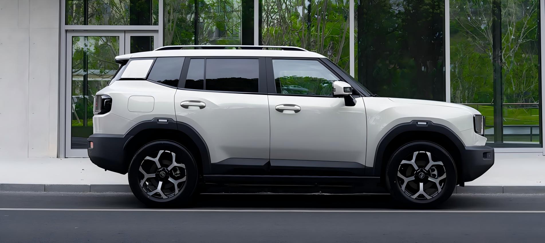 The cross-level wheelbase and large five-seat layout ensure spacious and comfortable travel for the whole family
